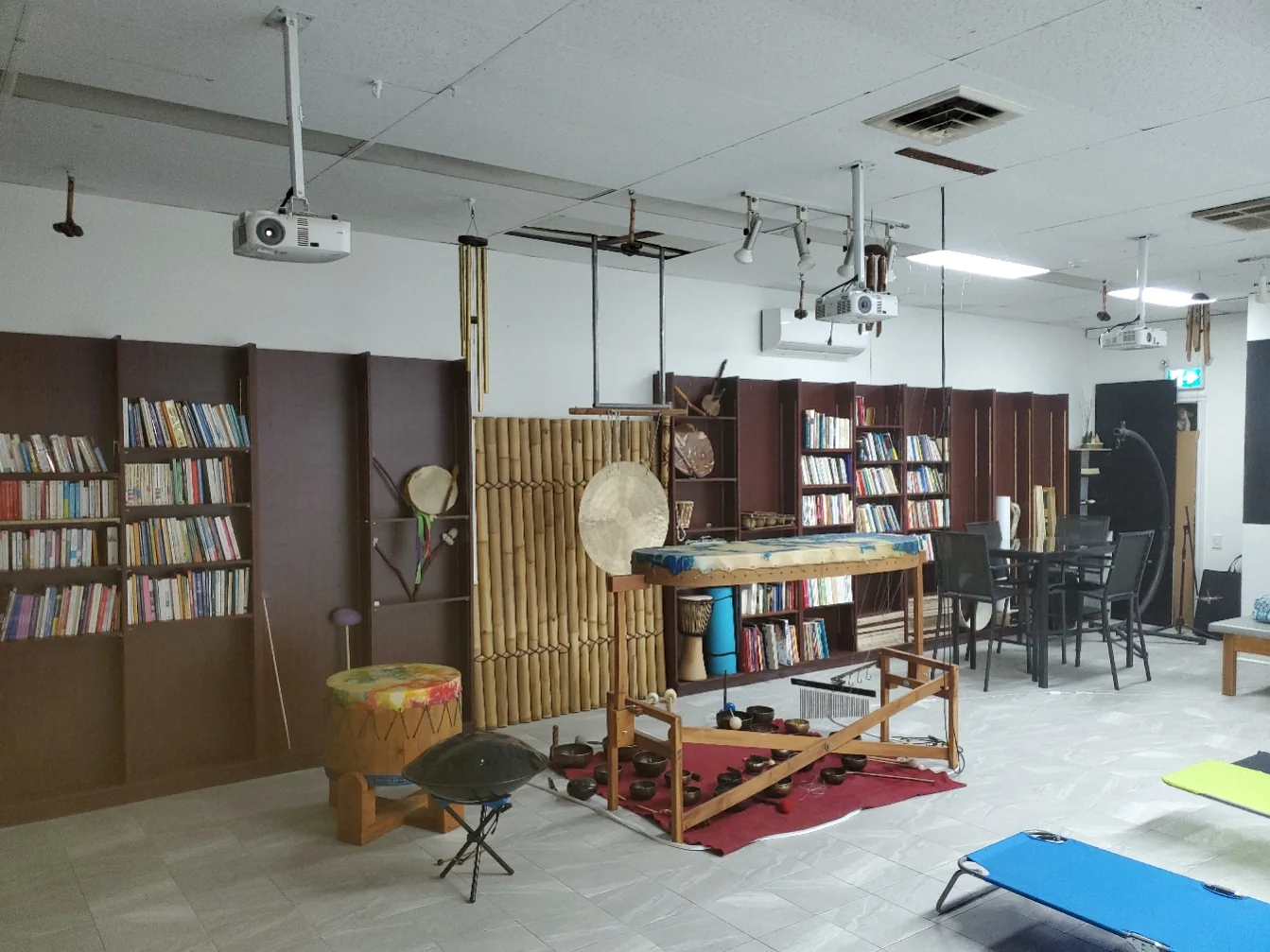 Centre CymatiqueLab à Farnham avec gongs, bols tibétains et tambours